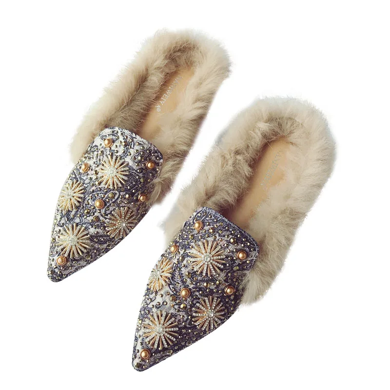 Зимняя обувь на натуральном меху украшенная кристаллами и цветами женские