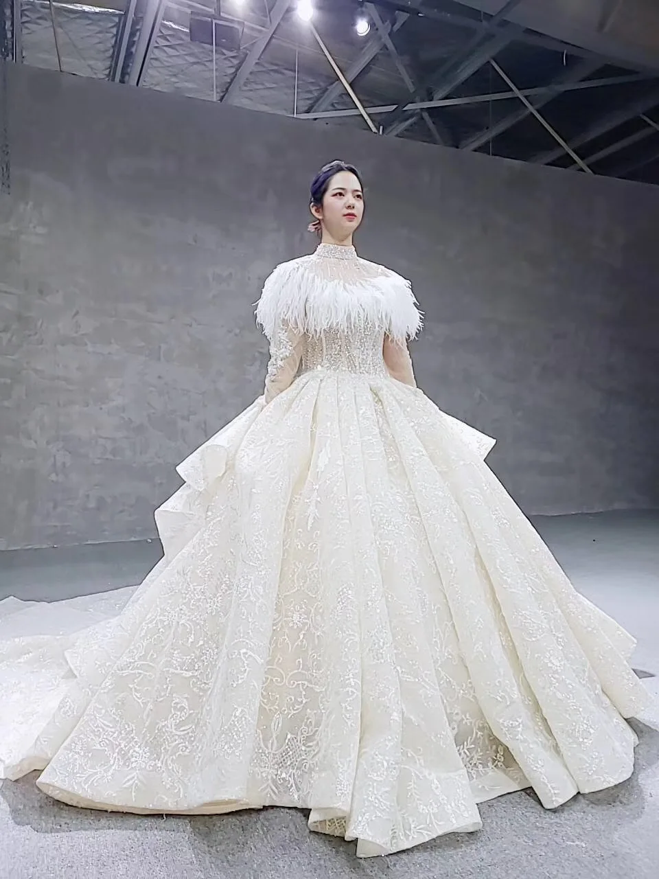 

Special Wedding Dresses With Feather Cape O Neck Long Tulle Sleeve Beaded Luxury Bridal Wedding Gown Hand Working Wedding Dress