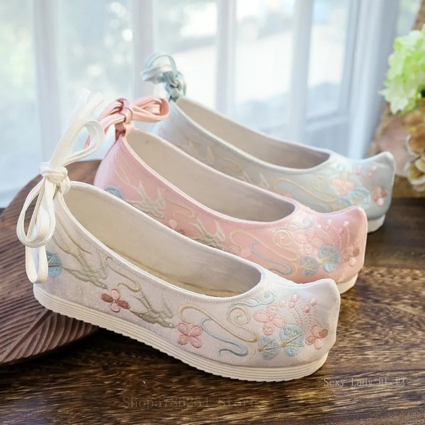 

Ancient Chinese Traditional Hanfu Dance Performance Embroidery Canvas Flat Shoes Oriental Women Wedding Ankle Strap Shoes