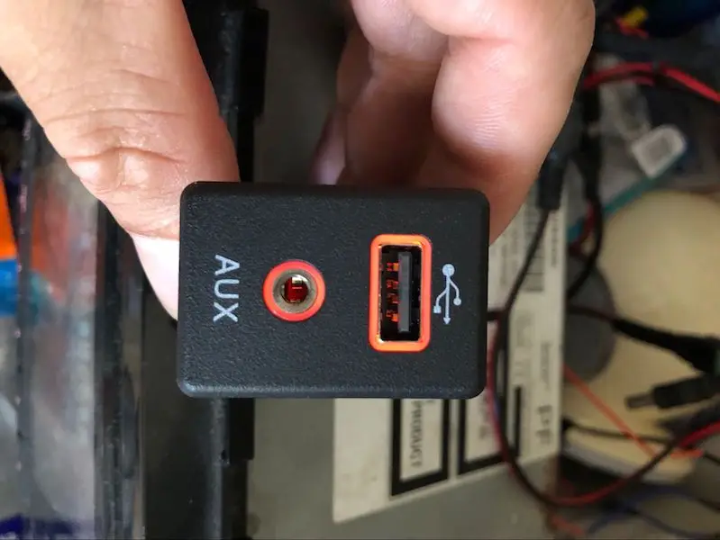 4-контактный разъем AUX мини Кабельный разъем USB Розетка с светодиодный свет Интерфейс для Nissan Teana X-trail космического аппарата изгой Qashqai радио навигации компакт-диска