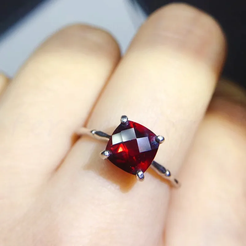 Кольцо квадратное из серебра 925 пробы с натуральным красным гранатом карата |