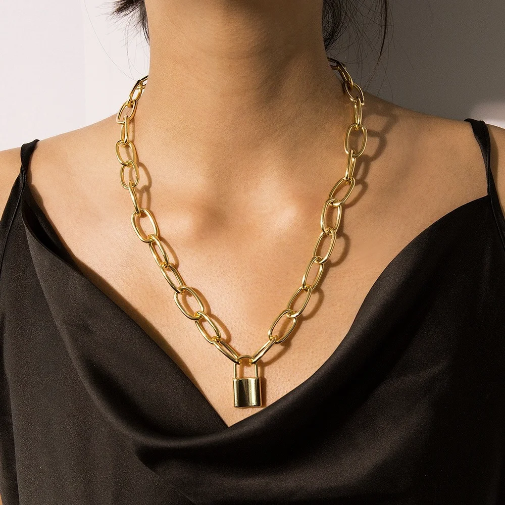 

European and American style fashion ladies chain buckle letter light luxury clavicle chain trend personality necklace trendy