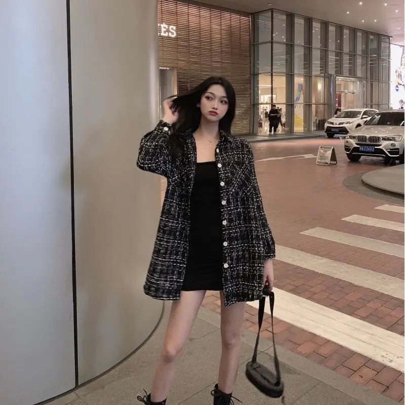 

2021 autumn new small fragrance foreign style coarse pattern loose retro Long Sleeve Plaid medium length overcoat women's wear