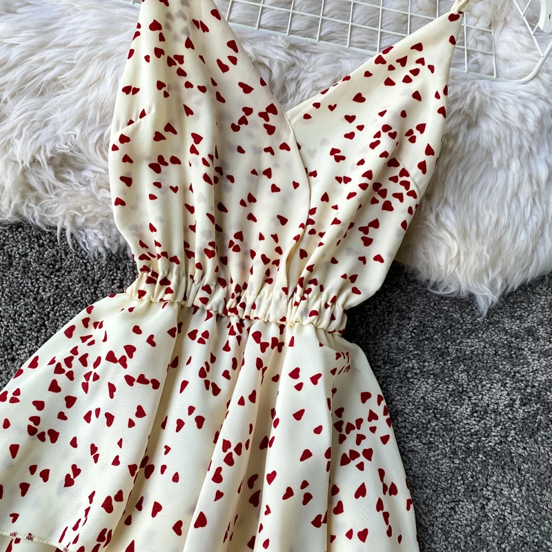 Женское винтажное платье в горошек красное с V-образным вырезом оборками и