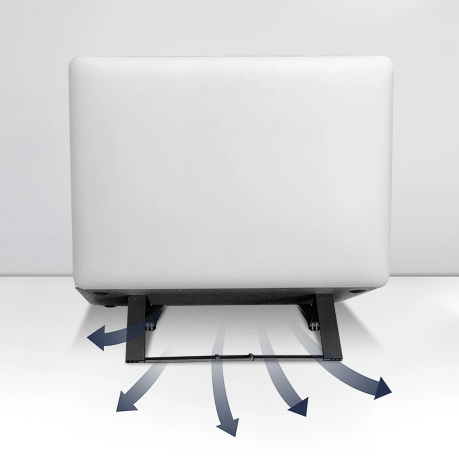 портативный ноутбук держат