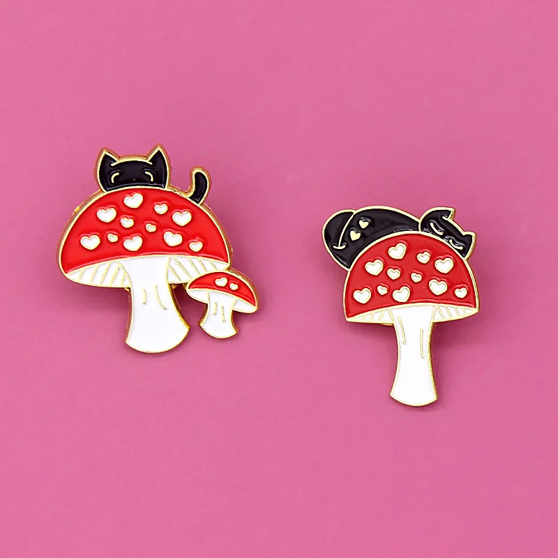 Эмалированная брошь в виде красных грибов с кошками как дела? Да. Чужой котенок