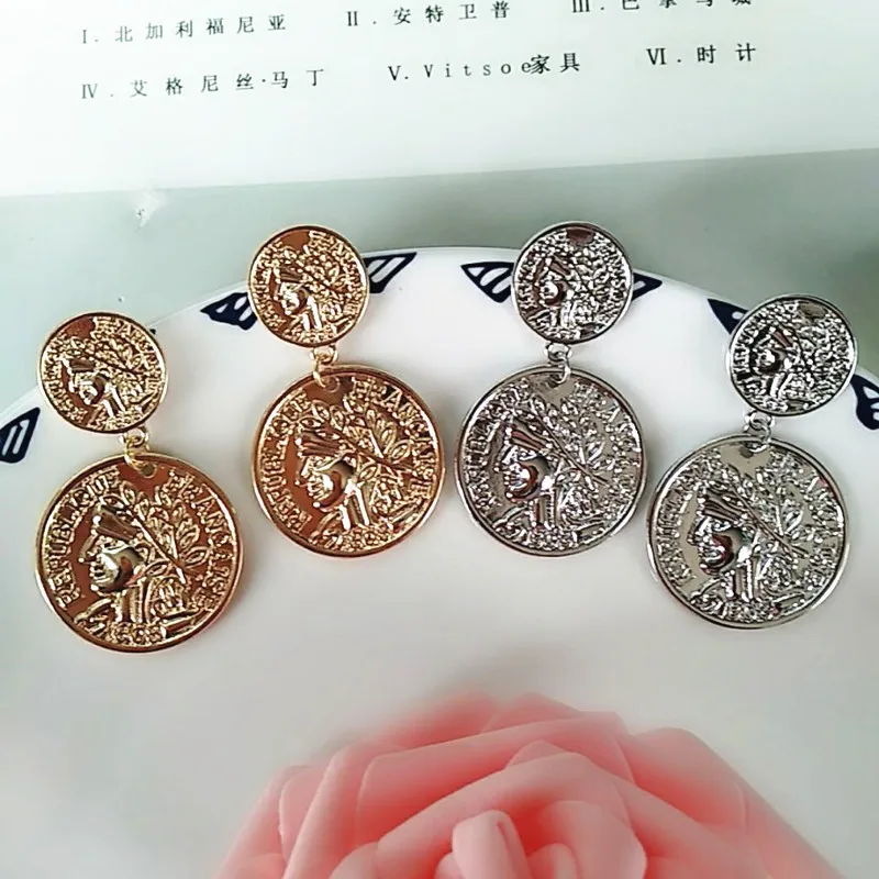 Золотые серьги Стад Серьги в виде монет металла с геометрическим узором