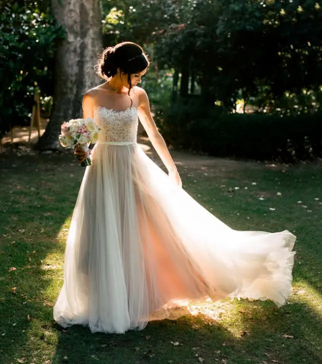 

Elegant Outdoor Bohemian Bridal Dress Illusion Neck Lace Appliqued A Line Flowy Tulle Rustic Garden Wedding Dresses