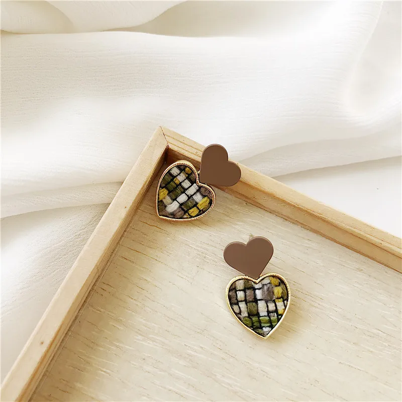 Джокер в стиле ретро вязаные серьги гвоздики форме сердца с матовой текстурой