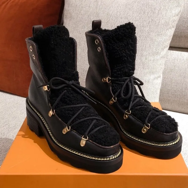 

Женские ботинки с мехом на среднем каблуке, с круглым носком
