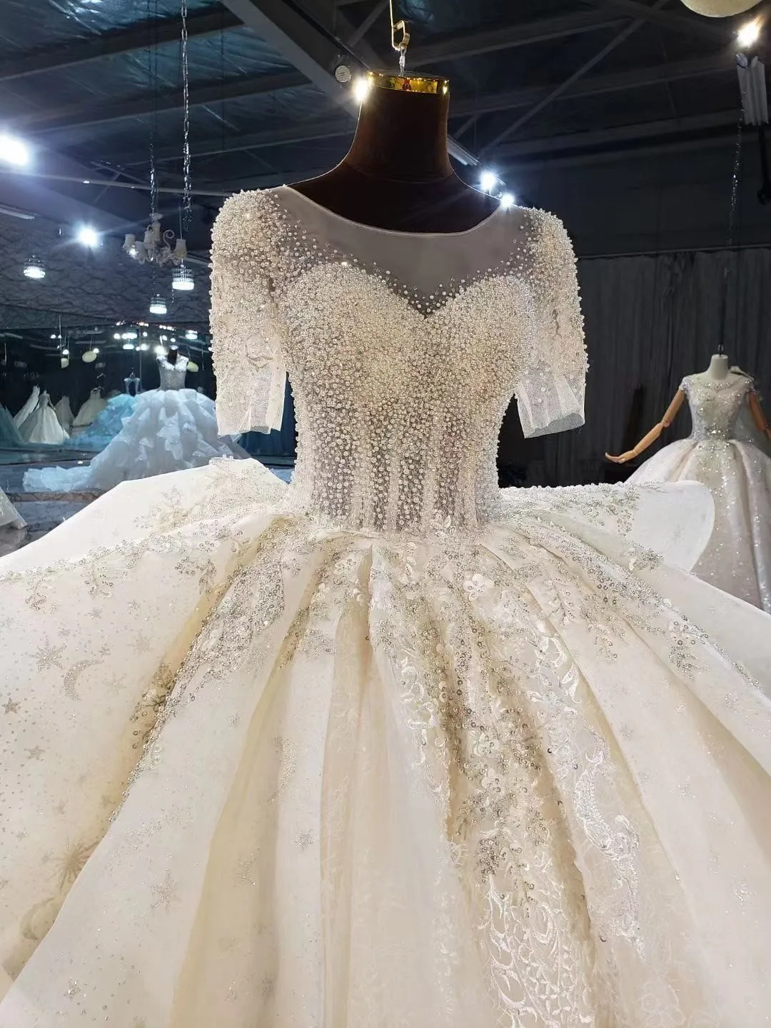 Gorgeous Lace Appliques Wedding Dress 2021 Luxury Beads Short Sleeves Beaded Boat Neck Princess Bride Gown Plus Size
