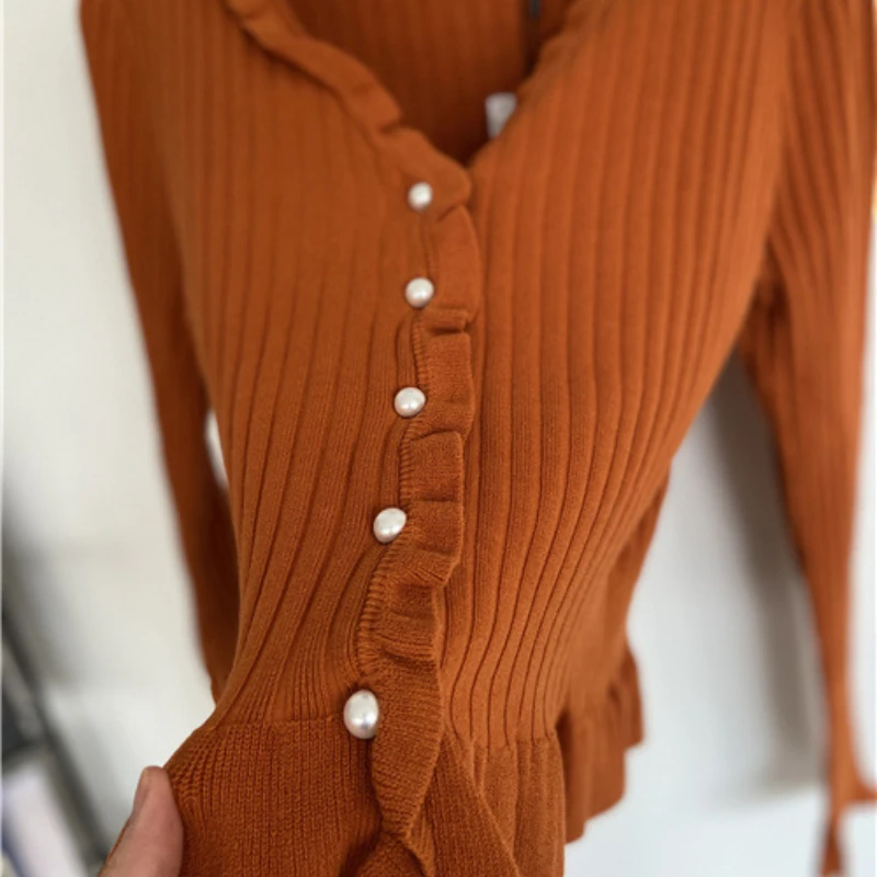 

2021 Spring Vintage Silm Knitted Sweaters V-neck Fungus Long Sleeve Solid Women Cardgian Pearl Buttons Design Slim Corp Tops