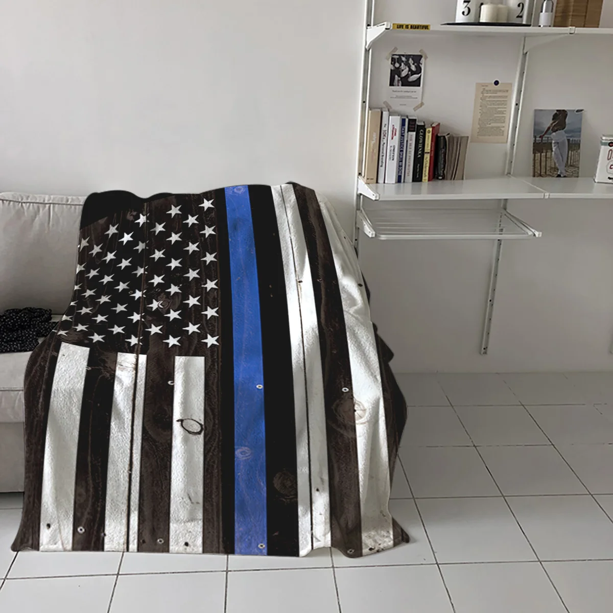 Одеяло с изображением Американского флага Blue Line, символизирующее уважение к правоохранительным органам мужчин и женщин в черно-белых флагах.