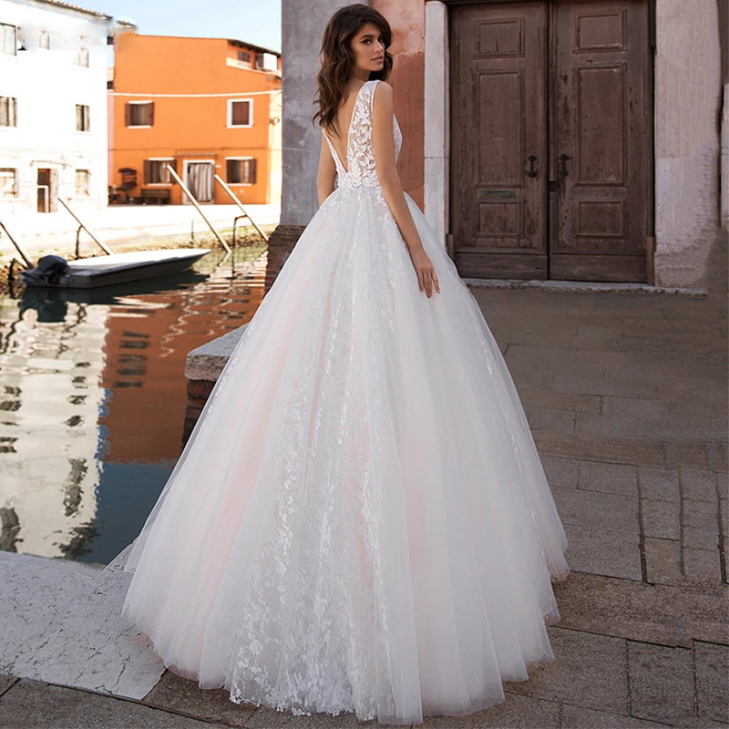 

Weilinsha Gorgeous Lace Applique Wedding Dresses Ball Gowns V Neck Princess Bridal Gowns Open Back Vestidos De Novia 2020