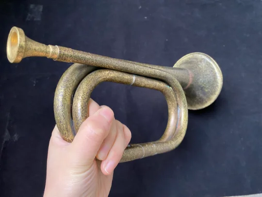 

Retro wind step, charge, bugle, musical instrument, red Eighth Route Army nostalgic decorative props, trumpet, brass