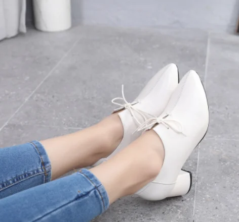 

2021 spring and autumn new style deep toe single shoes with pointed straps with thick heels, small white leather shoes, large si