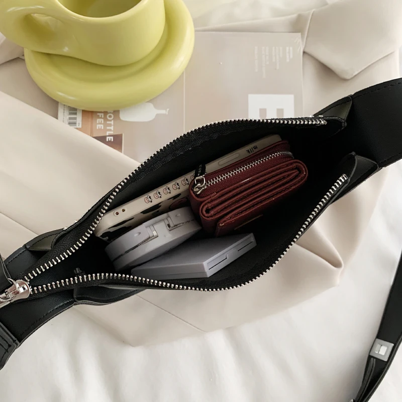 

Women Rivet Designer Crossbody Bags Solid Color Leather Messenger Bag Wide Shoulder Strap Handbags Female Simple Shoulder Bags