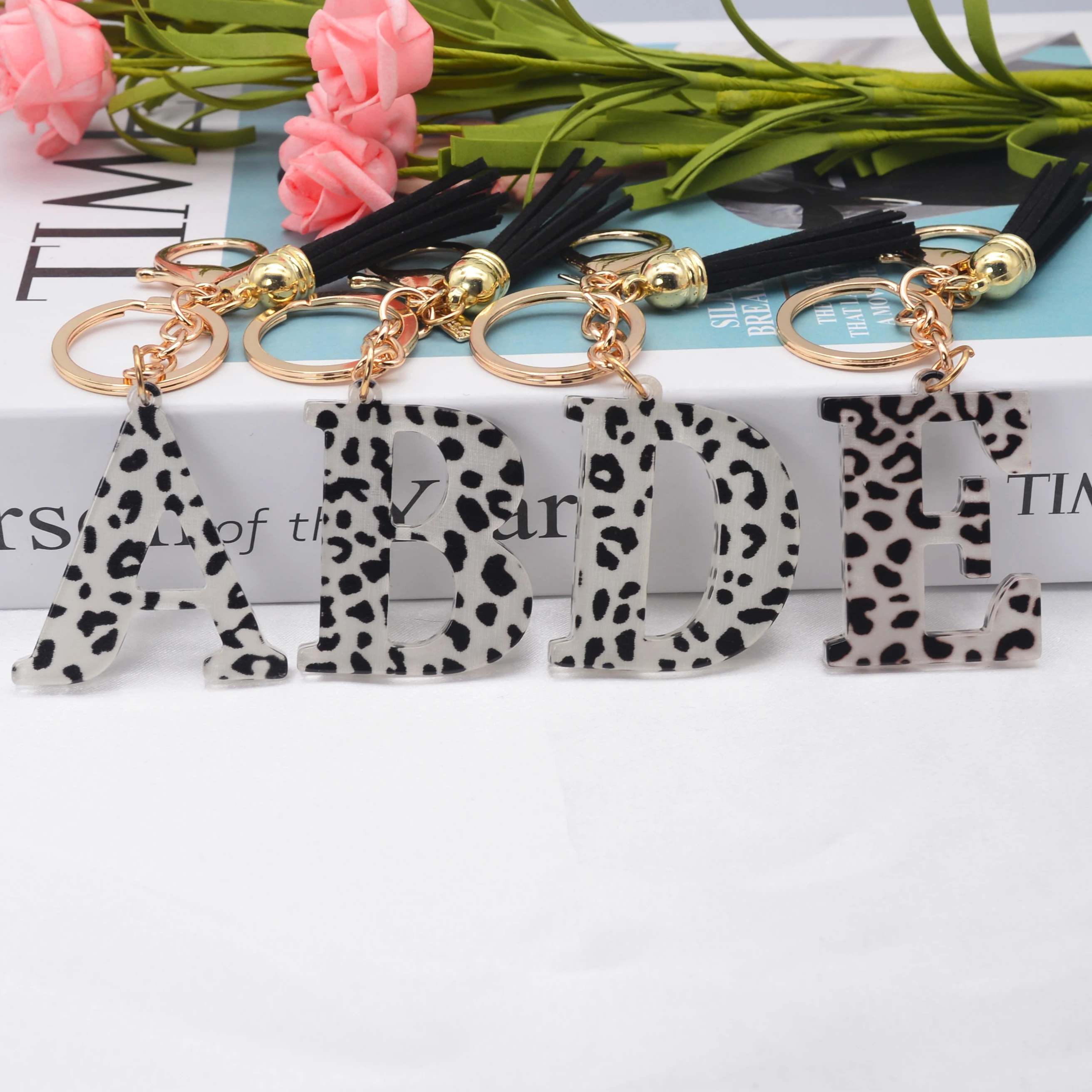 

1Pc Fashion Acrylic English Letter Long Tassels Keychain Trendy Creative Black-White Pattern 26 Initial Handbag Accessories