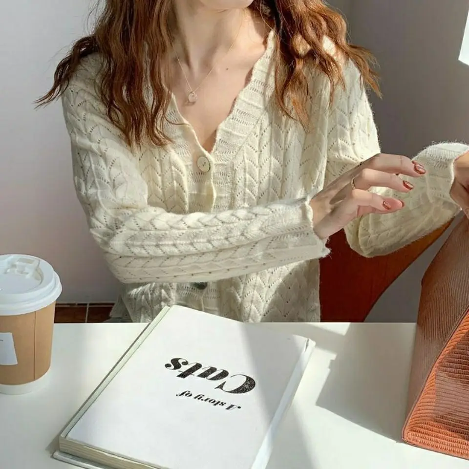 

Sweet and clever girl is a lovely age reducing petal V-neck cut-out versatile short knitted sweater cardigan jacket girl