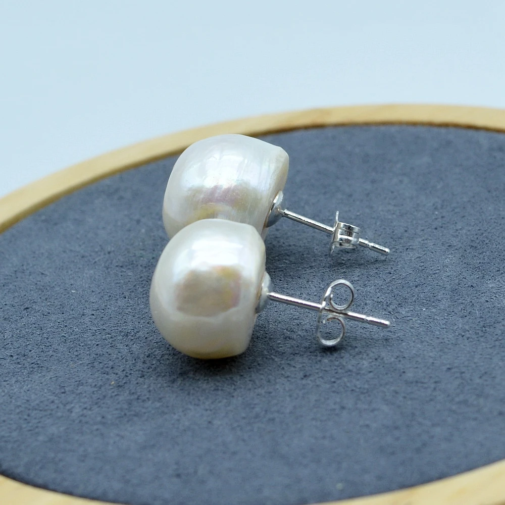 Женские простые серьги. Белый барочный натуральный модельный жемчуг. 925 пробы
