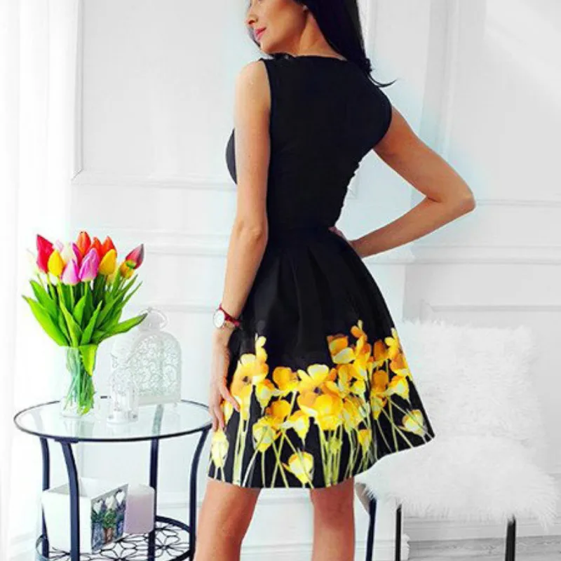 Женское мини-платье с круглым вырезом и цветочным принтом без рукавов завышенной