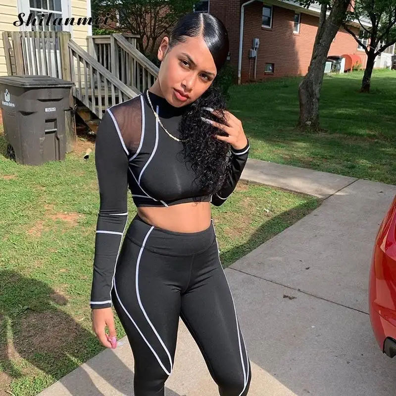 Женский спортивный костюм для фитнеса черный из двух предметов укороченный топ с