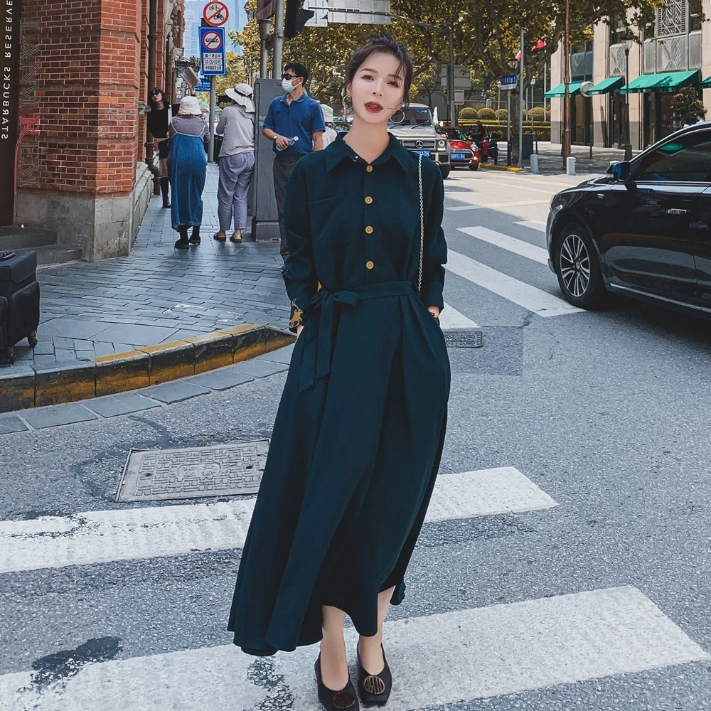 Платье женское свободное однобортное до середины икры с отложным