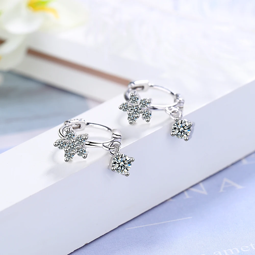 Женские серьги-кольца с прозрачным фианитом и пятью лепестками | Украшения