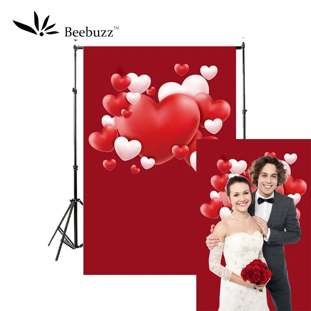Красный фон для студийной фотосъемки в форме сердца с воздушными шарами и