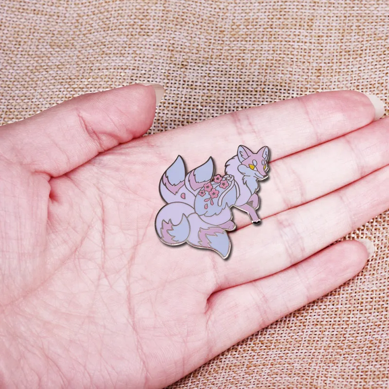 Четыреххвостый жесткий эмалевый штифт Sakura Fox | Украшения и аксессуары