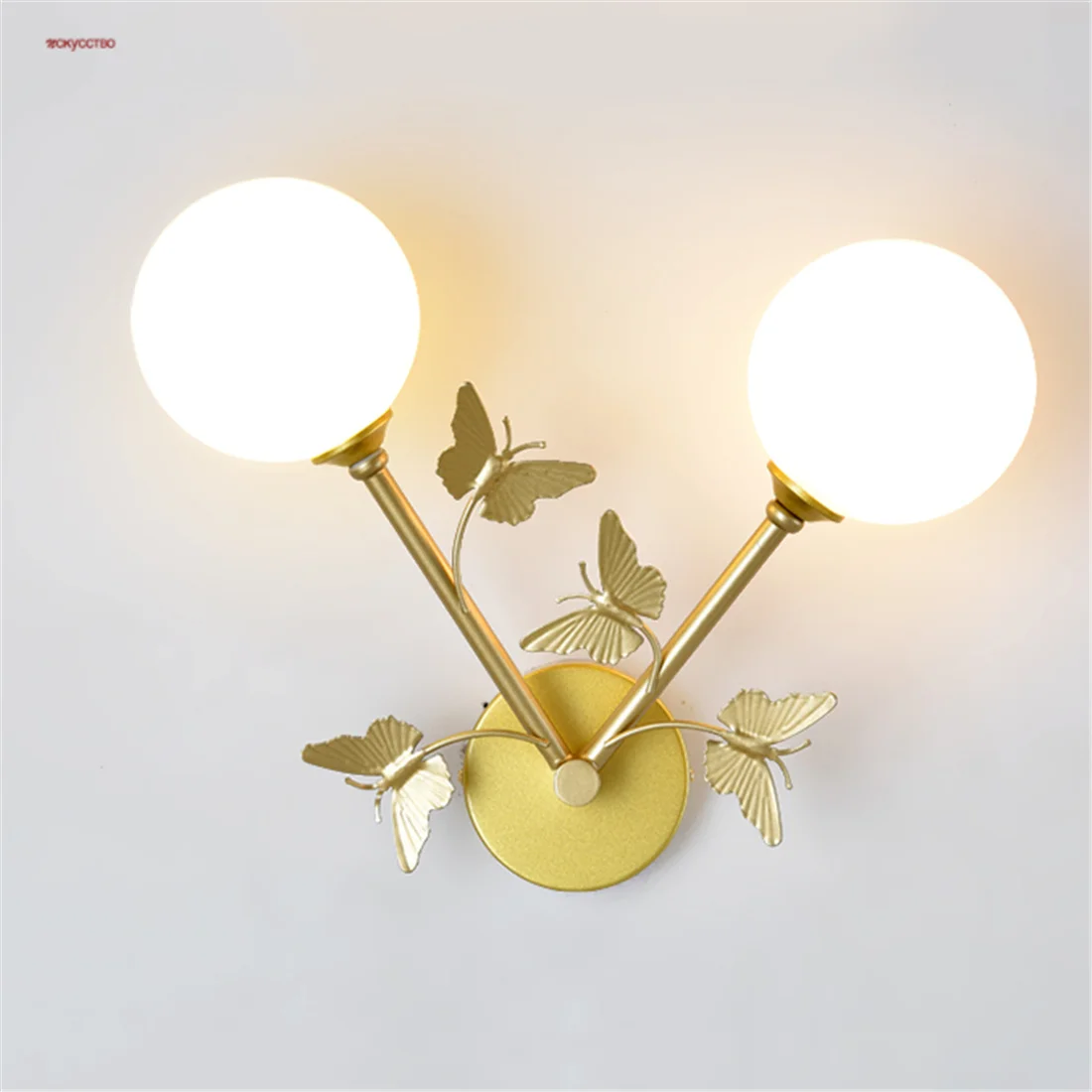 

Скандинавская настенная лампа с двумя головками и золотыми бабочками, светодиодный светильник для спальни, прикроватного столика, гостино...