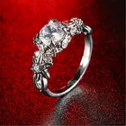 Кольцо женское, с цирконом, в виде лепестков