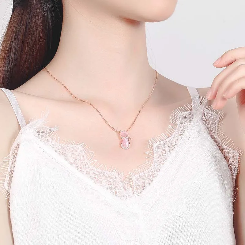 

New fashion creative pink crystal cat pendant female Korean version pink hibiscus stone pendant female temperament student neckl