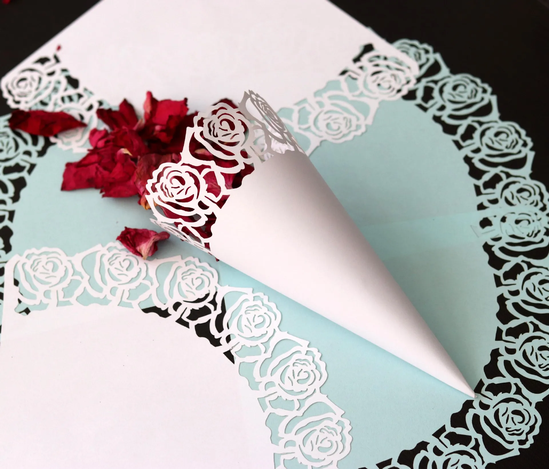 

50pc New Wedding Wedding with Flower-spreading Laser Hollow-out Flower-spreading Paper Tube Rose Flower Lace Paper Tube 5Z