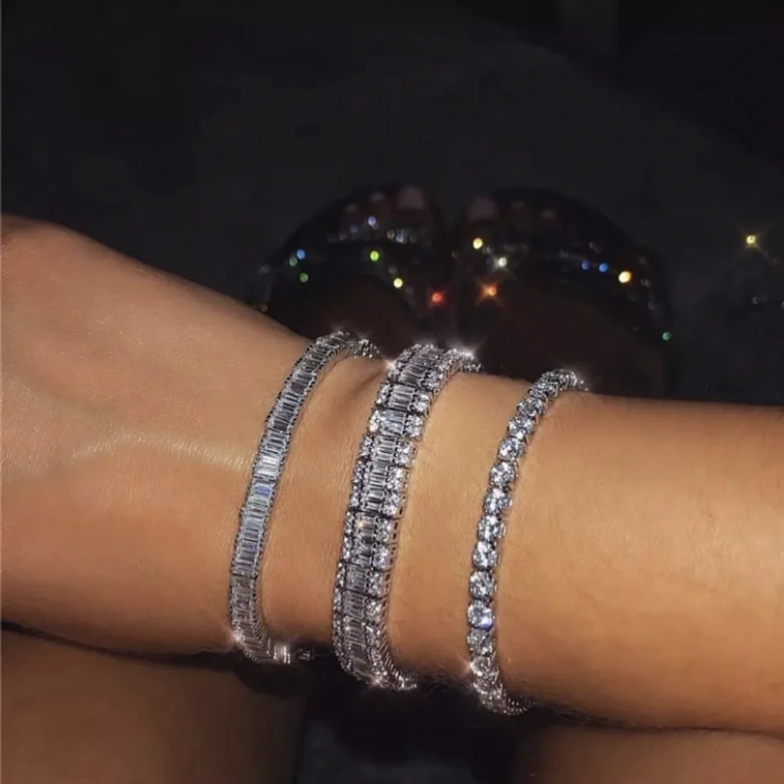 Женский браслет из белого золота с изумрудами длиной 18 см|Гибкие и жесткие