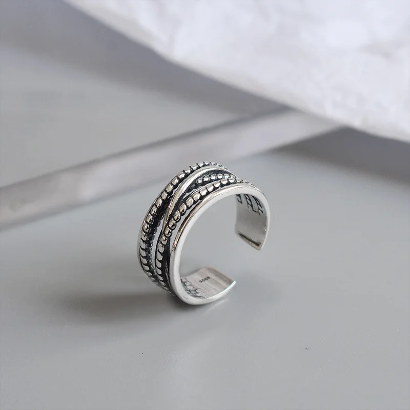Женское кольцо в простом стиле серебристого цвета | Украшения и аксессуары