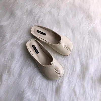 white slippers Tabi/женские туфли ниндзя из микрофибры; удобная обувь на плоской подошве; тапочки с раздельным носком; лоферы на мягкой подошве; однотонные женские мокасины; Размеры 35-40 - Цвет: white slippers