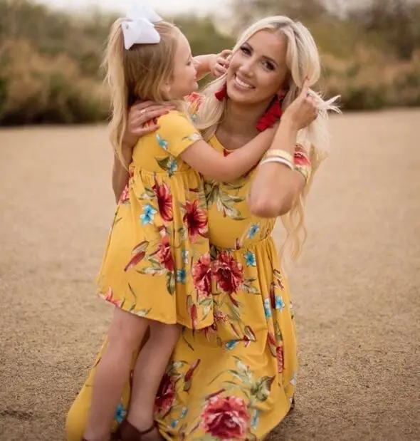 Летнее платье для мамы и дочки семейный образ подходящие наряды 2021 платья с