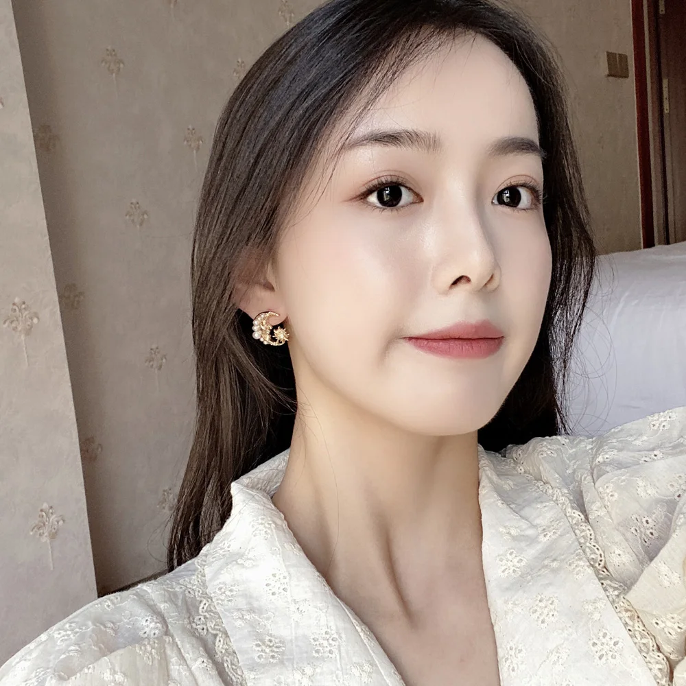 

Fashion Simple Baroque Pearl Stud Earrings, A Senior French Feeling Restoring Ancient Ways Face Crescent Earrings Earrings