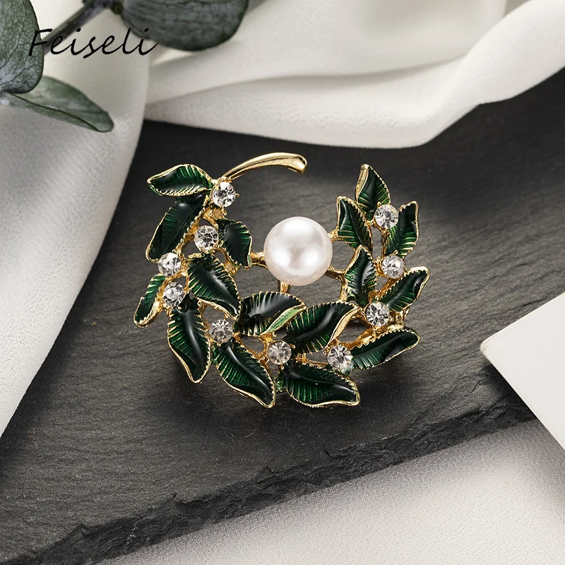 Feiseli Green Leaf Twig Wreath Faux Pearl Brooch For Women Elegant Banquet Wedding Cardigan Corsage Plants Lapel Pin Jewelry | Украшения и