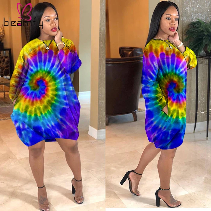 Летнее женское облегающее мини платье средней длины с круглым вырезом и длинными