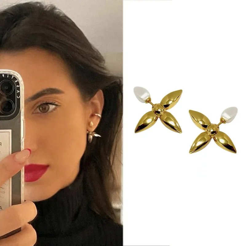 

Four-leaf clover cross earrings new trendy two-color stitched pearl earrings before and after the port wind wear