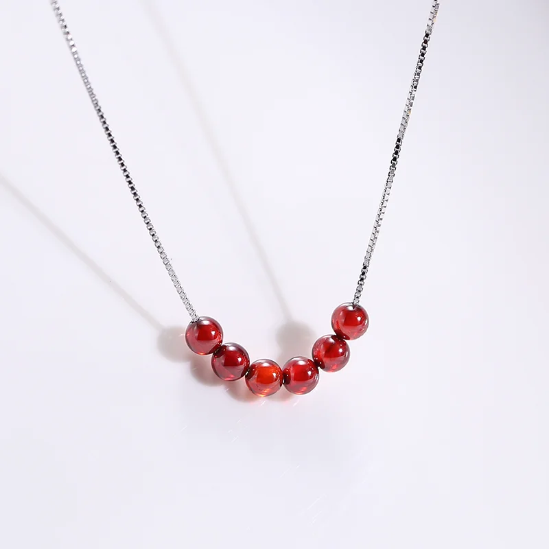 Изысканные кристальные ожерелья с красными гранатами на серебряной цепочке 925 пробы в ящике для женщин на вечеринки и романтические случаи.