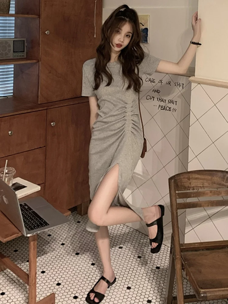 Однотонное женское платье черное платье-футболка летнее приталенное с разрезом