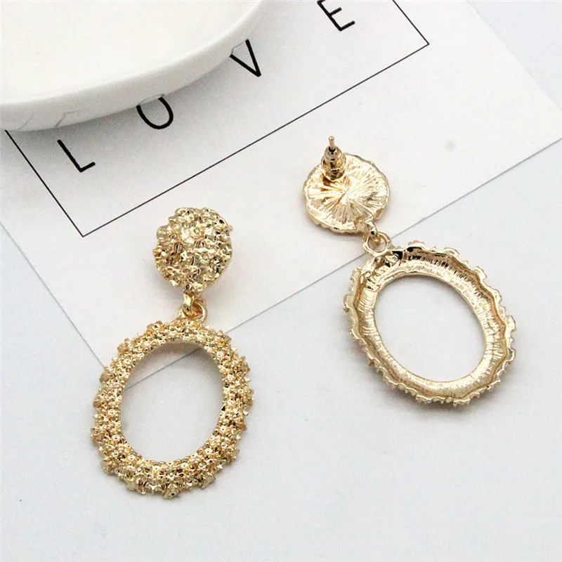 Большие индивидуальные металлические круглые серьги в европейском и