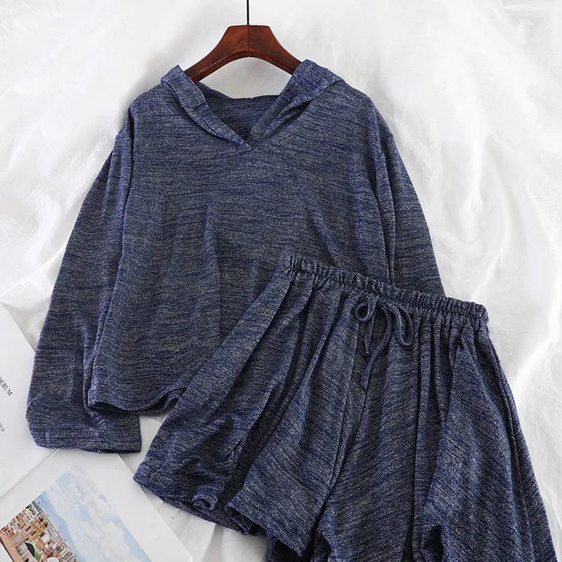 Женский комплект из двух предметов пуловер с капюшоном и эластичная юбка сезон