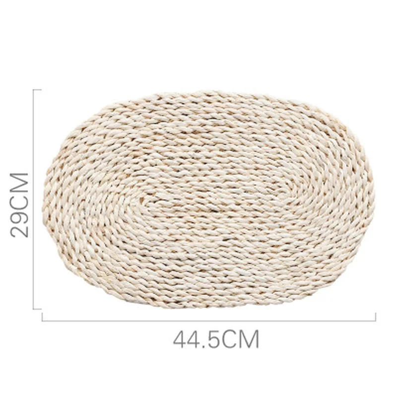 Тканый коврик из кукурузного меха для обеденного стола изолированный кастрюль