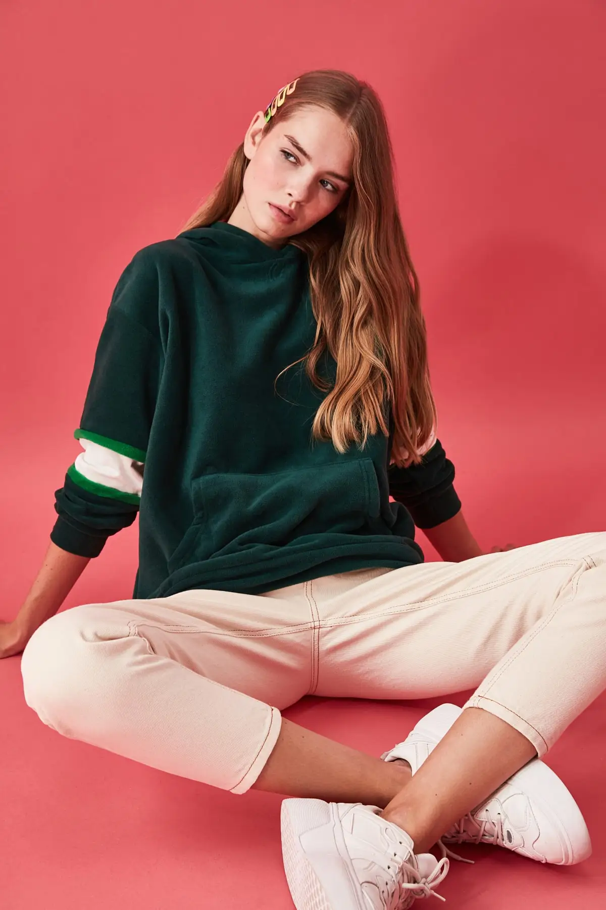 

Trendyol Embroideried and Hooded Basic Knitted Sweatshirt TWOAW21SW0320