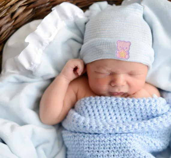 

Детская шапка с вышивкой на осень-зиму весенний вязаный для новорожденных шин, брюки, шапочка, хлопковая Для мальчиков и девочек носки для н...