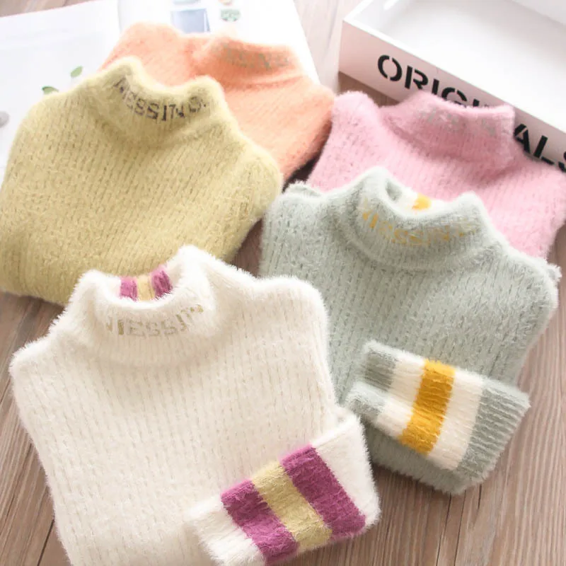 Осенне зимний шерстяной свитер в полоску с надписью и рукавами из норки для